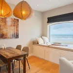 شقة Sandhues Beachfront *